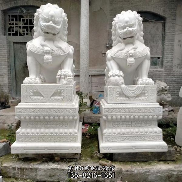 庭院門口擺放漢白玉浮雕獅子門墩石雕