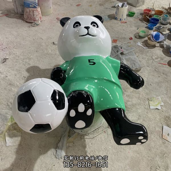 玻璃鋼卡通熊貓踢足球公仔雕塑