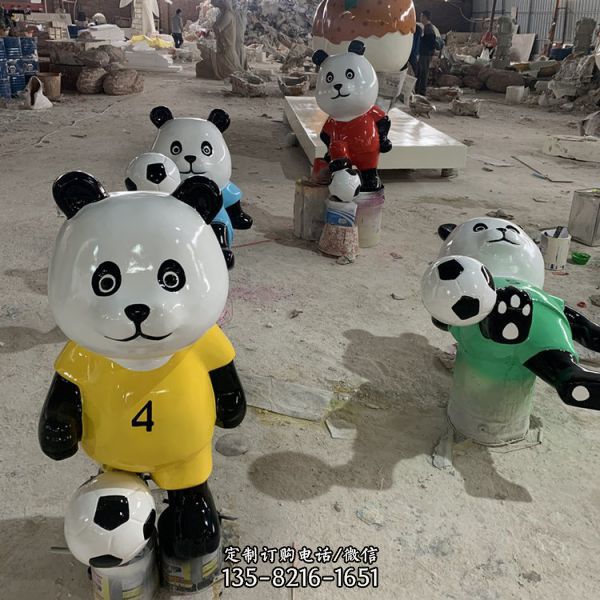 體育場戶外草地擺放玻璃鋼卡通熊貓足球公仔雕塑