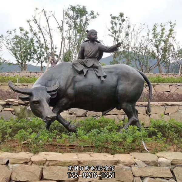 景區(qū)路邊大型玻璃鋼坐在牛背上的兒童景觀