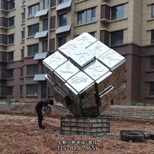 小區(qū)擺放不銹鋼鏡面象形體育運動魔方小品雕塑