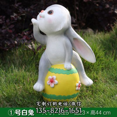 兔子雕塑-動(dòng)物園擺放一只玩耍的玻璃鋼兔子雕塑