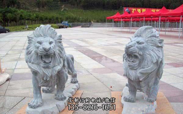 獅子雕塑-戶外景區(qū)大型行走的砂石石雕獅子雕塑