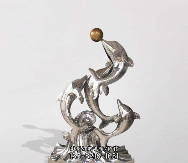 海邊一群玩耍搶球的不銹鋼海豚雕塑