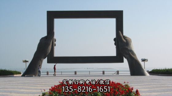 海邊景區(qū)廣場擺放手捉畫框做舊手型青銅雕塑