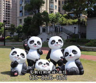 學(xué)校操場(chǎng)擺放彩繪五只卡通熊貓雕塑