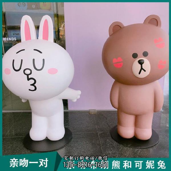 影院門口擺放親吻卡通布朗熊和可妮兔玻璃鋼熊雕塑