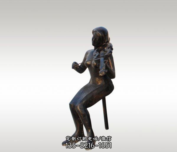 景區(qū)一位坐著表演的黃銅小提琴雕塑