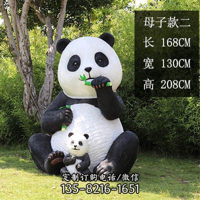 園林海邊草坪擺放一大一小坐地吃竹玻璃鋼熊貓雕塑