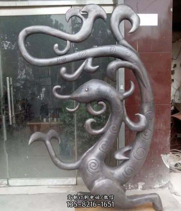 街道邊擺放的不銹鋼創(chuàng)意蛇雕塑