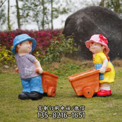 公園玻璃鋼仿真卡通童趣兩個推車的花園娃娃雕塑
