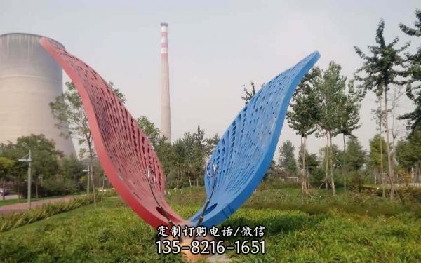 公園里擺放的飛翔的不銹鋼創(chuàng)意瓢蟲雕塑