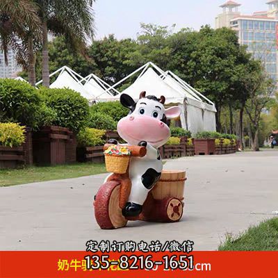 城市街道一只騎車的玻璃鋼牛雕塑