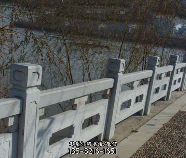 公園河邊擺放青石鏤空防護欄桿