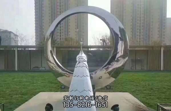 戶外草坪創(chuàng)意不銹鋼鏡面圓環(huán)雕塑