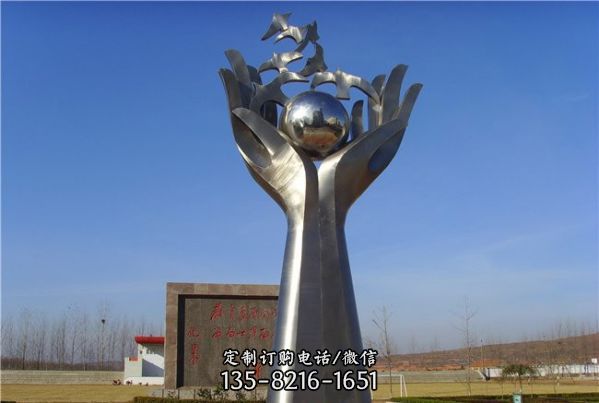 公園不銹鋼鏡面手中飛翔的鴿子雕塑