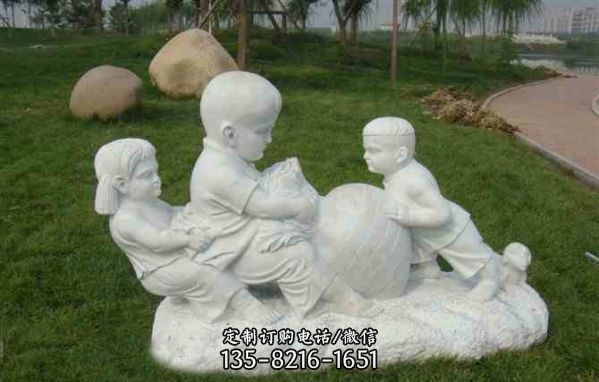 戶外草坪漢白玉石雕拔蘿卜的兒童雕塑