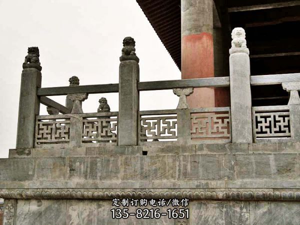 寺廟青石獅子鏤空防護(hù)欄桿雕塑