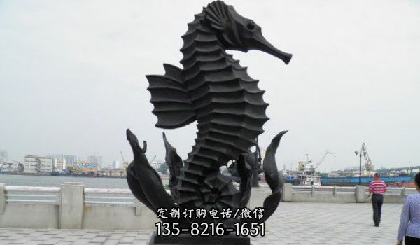 廣場上擺放的黑色的玻璃鋼創意海馬雕塑