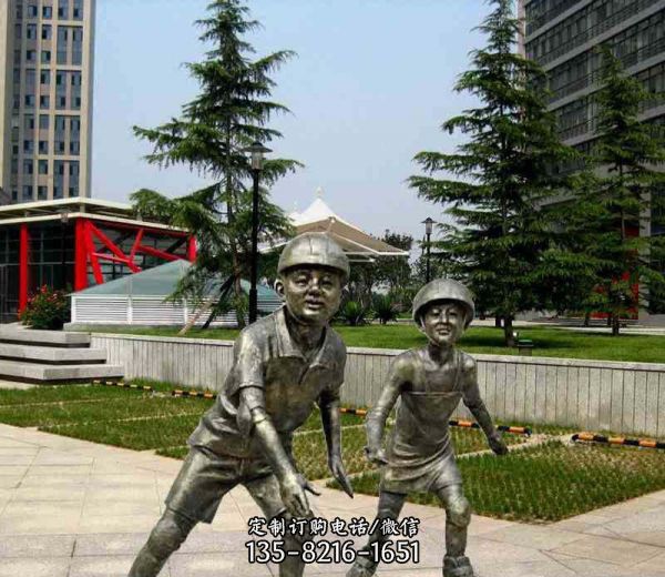 城市公園擺放滑旱冰的男孩人物鑄銅雕塑