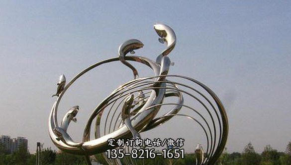 戶外景區(qū)一群空中跳躍的不銹鋼魚雕塑