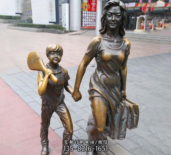 景區街道銅鑄和媽媽一起購物的母子雕塑