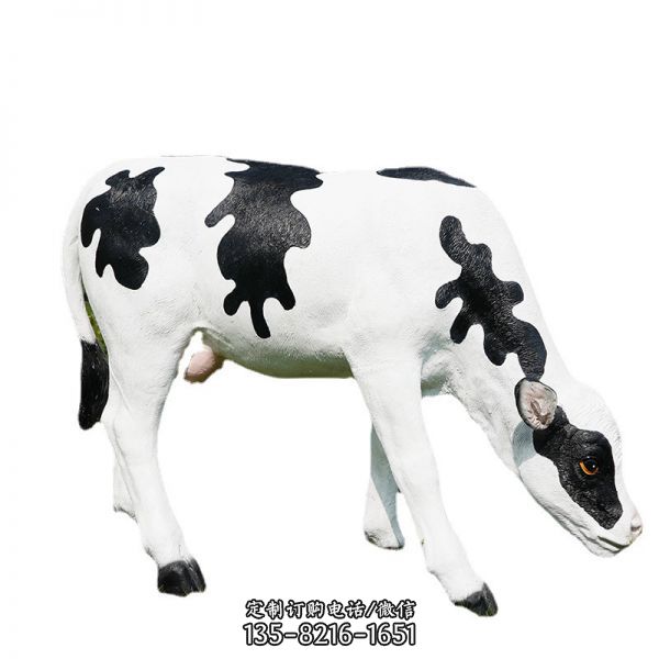 動物園一只爬行的玻璃鋼牛雕塑