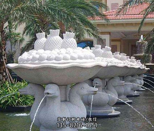 別墅水中噴水吐水的漢白玉天鵝雕塑