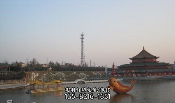 荷塘一只玩耍的不銹鋼呆萌魚雕塑