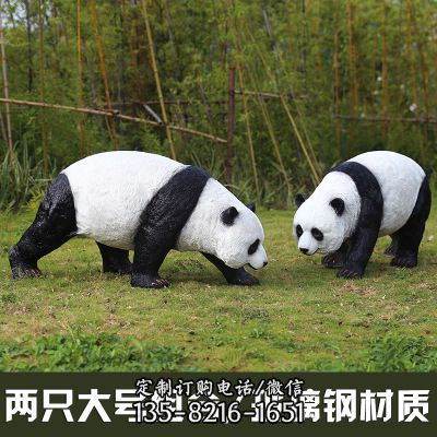  步行街外出游玩的兩只熊貓玻璃鋼雕塑