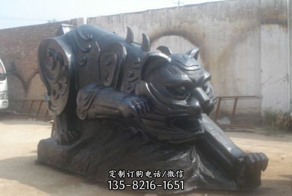 公園 里擺放的黑色玻璃鋼抽象虎雕塑