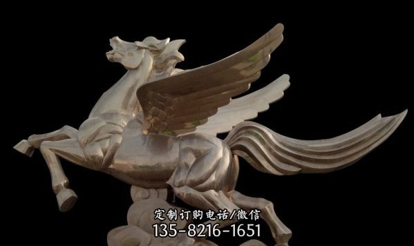 公園里擺放的銅色的玻璃鋼創(chuàng)意飛馬雕塑