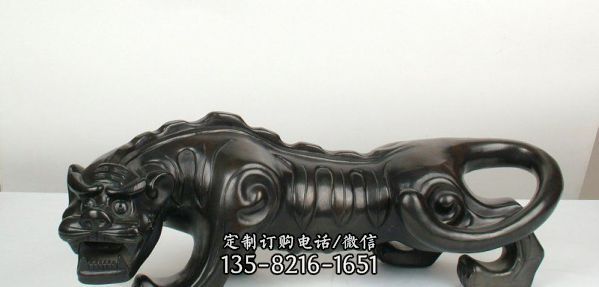 室內擺放的青石石雕卡通虎雕塑