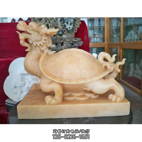 室內(nèi)擺放的黃蠟石石雕創(chuàng)意龍龜?shù)袼? title=
