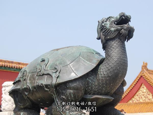 景區里擺放的行走的玻璃鋼噴漆龍龜雕塑