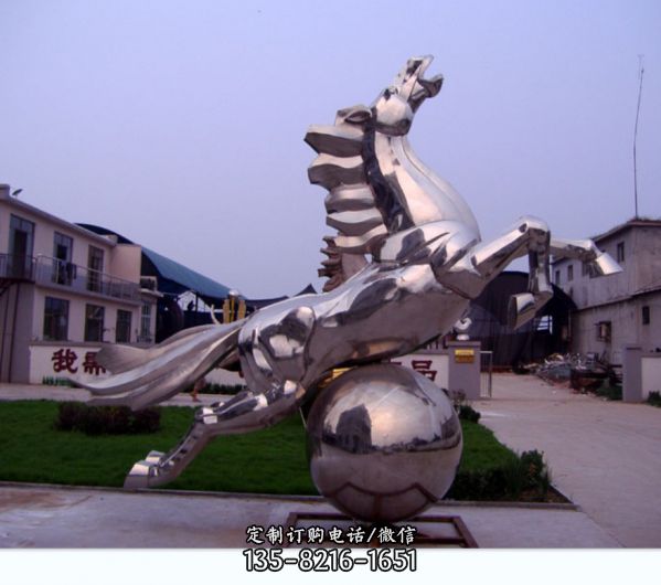 公園廣場(chǎng)大型不銹鋼圓球上奔騰的馬雕塑