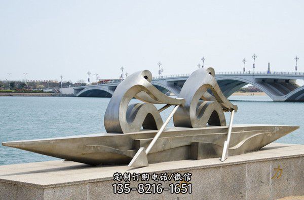 濱海景區海邊擺放合力劃船切面不銹鋼船雕塑