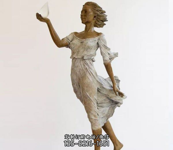廣場(chǎng)西方玩耍的美女雕塑