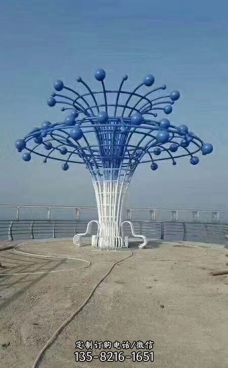 廣場擺放的不銹鋼鏤空創意噴水雕塑
