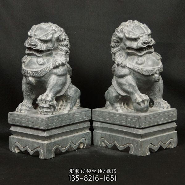 一對(duì)大門(mén)口砂石石雕的獅子雕塑