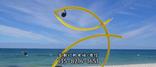 海邊兩只相連的抽象不銹鋼魚雕塑