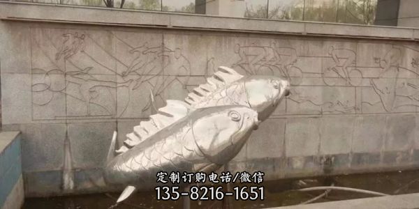 噴泉里擺放的雙頭玻璃鋼創(chuàng)意鯉魚雕塑