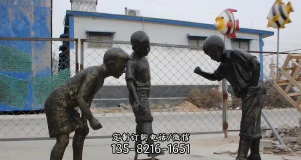 兒童街邊玩陀螺人物玻璃鋼仿銅雕塑