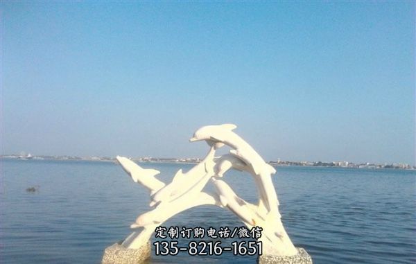 海邊擺放多個不銹鋼海豚雕塑