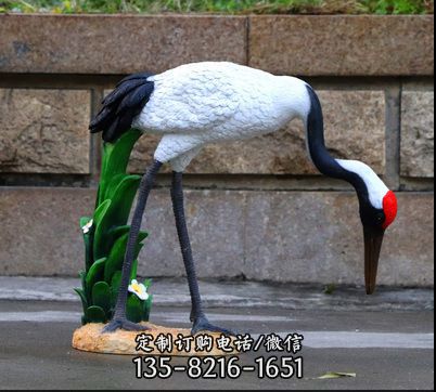 玻璃鋼彩繪戶外公園覓食的丹頂鶴雕塑