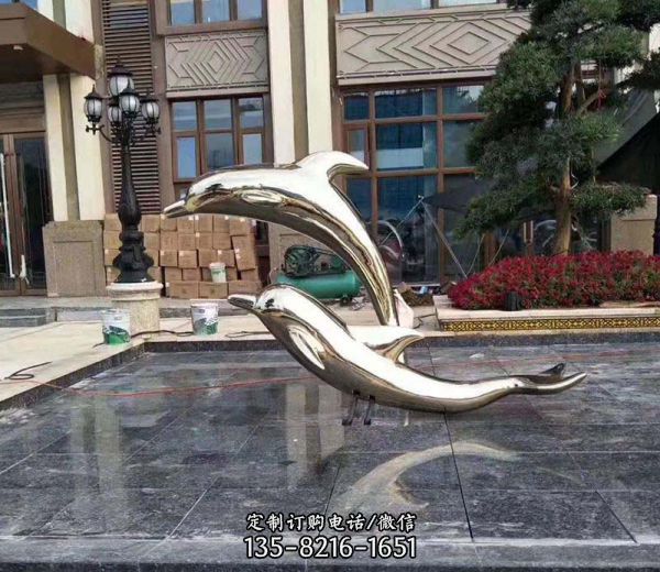 院內(nèi)庭院兩只跳躍的不銹鋼海豚雕塑