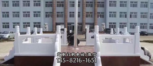法院擺放漢白玉升旗臺石雕