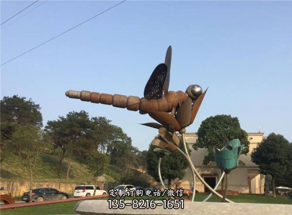 城市景區做舊大型不銹鋼蜻蜓雕塑