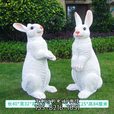公園中兩只姿態不同的站立玻璃鋼兔子雕塑