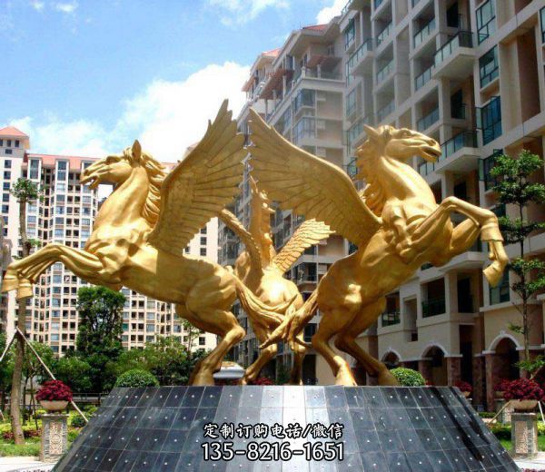 廣場上擺放的三只玻璃鋼噴漆飛馬雕塑